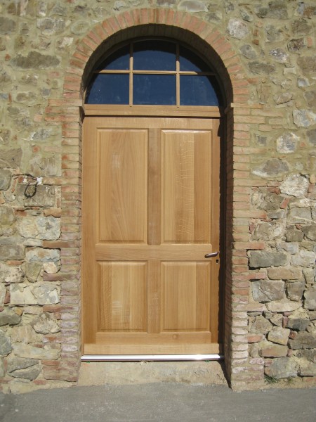 Klassische Holztüre mit Muster, restauriert von der Firma Weidmann AG in Möhlin.