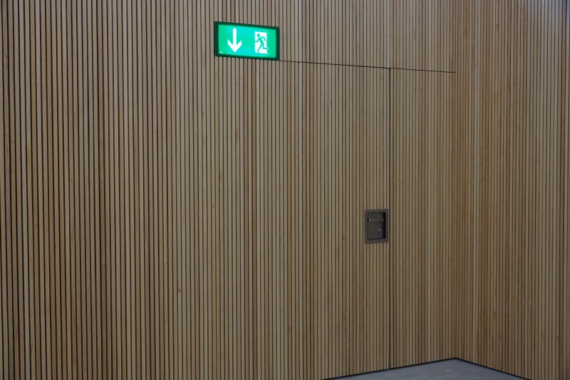 Spezielle Holztüre mit schmalen, langen Hölzern für eine Turnhalle. Die Firma Weidmann AG in Möhlin kreiert Ihre Türwünsche.