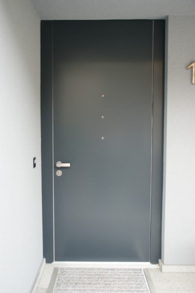 Eingangstüre aus Metall in einem schönem dunkelblau. Die Firma Weidmann AG in Möhlin hat die passende Eingangstüre für jedes Zuhause.