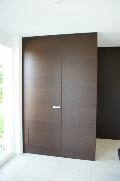 Dunkle, moderne Holztüre in schlichtem Design für Ihre Zimmer von der Weidmann AG in Möhlin.