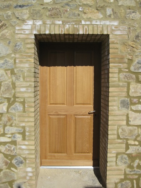 Spezielle Holztüre mit Verzierungen für den perfekten Eingang. Die Firma Weidmann AG in Möhlin erstellt Ihre Traum Holztüre.