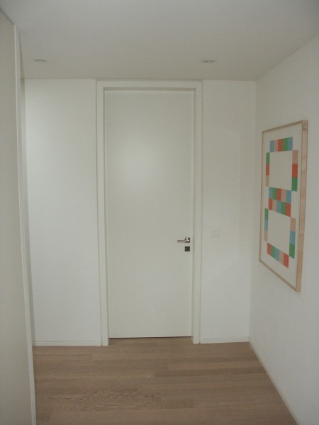 Schöne, weisse Zimmertüre mit schlichtem Türhenkel und schönem weissen Rahmen. Die Firma Weidmann AG in Möhlin hat die passende Tür für Ihr Eigenheim.