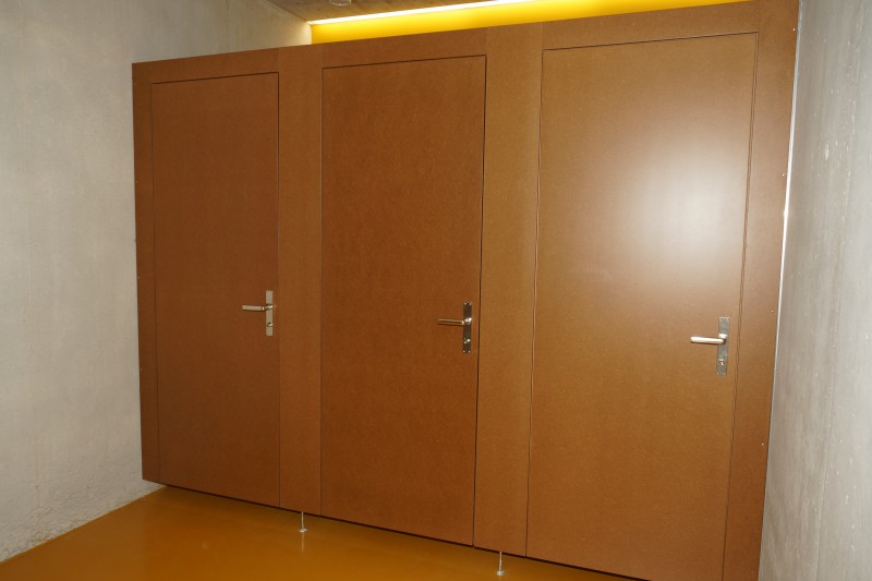 Toilettentüren in schönem Holzdesign für einen modernen Look Ihrer WC-Anlage. Die Firma Weidmann AG aus Möhlin ist auf dem neusten Stand der Türen Trends.