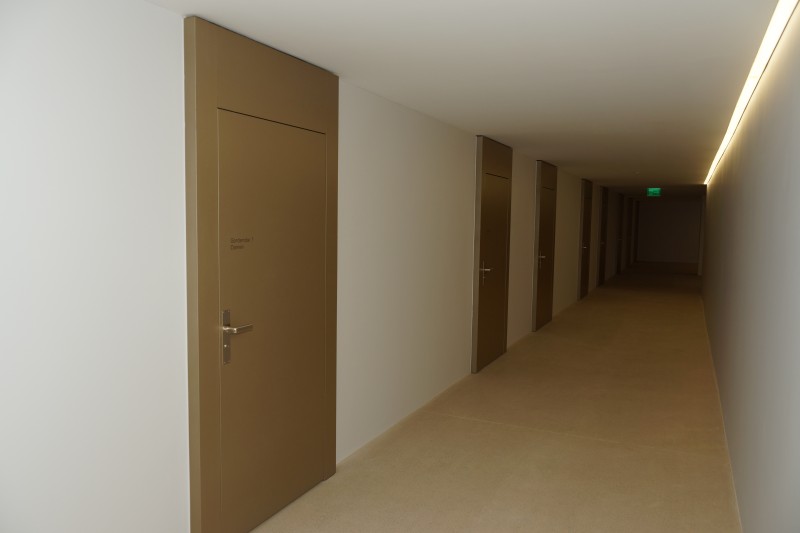 Türen in gold eines Krankenhauses. Die Firma Weidmann AG in Möhlin hat die passenden Türen für den passenden Gebrauch.