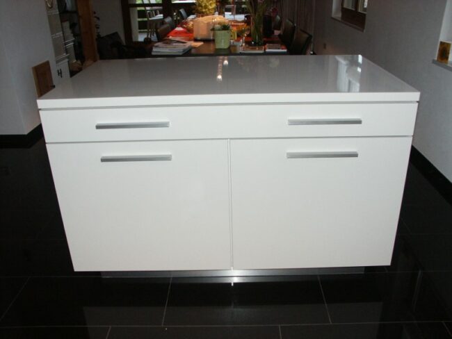 Weisses, glanz-Sideboard von der Firma Weidmann AG in Möhlin.