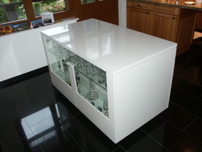 Weisses Sideboard mit eingebauter Vitrine von der Firma Weidmann AG in Möhlin.