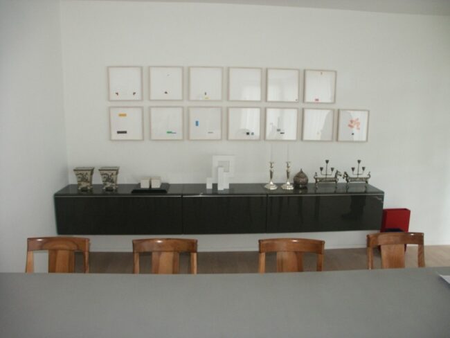 Schwarzes, längliches Sideboard von der Firma Weidmann AG in Möhlin.
