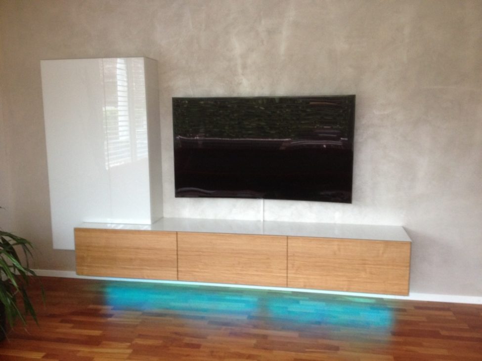 Sideboard mit Holzfronten und weisser, glänzender Ablagefläche. Die Firma Weidmann AG hat für jeden Geschmack die passende Inneneinrichtung.