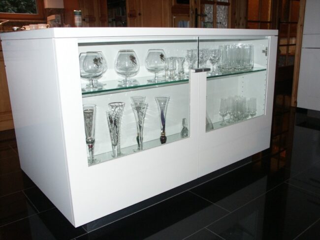 Weisses Sideboard mit eingebauter Vitrine von der Firma Weidmann AG in Möhlin.