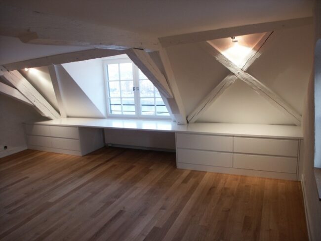 Schönes, weisses Sideboard unter Dachschräge von der Firma Weidmann AG in Möhlin.