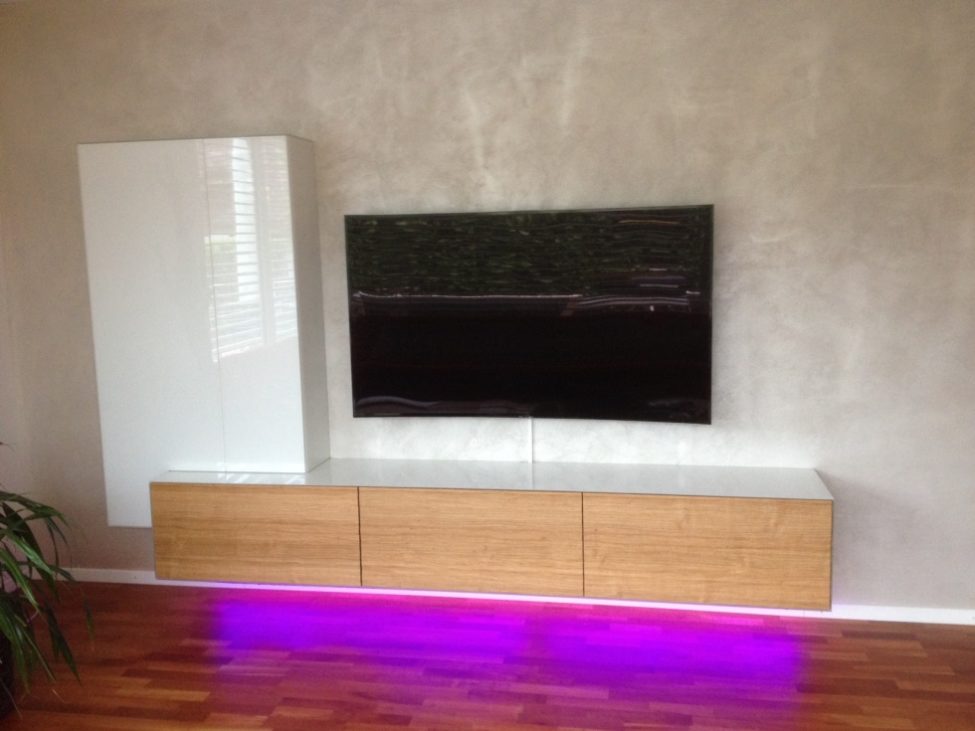 Sideboard mit Holzfronten und weisser, glänzender Ablagefläche. Die Firma Weidmann AG hat für jeden Geschmack die passende Inneneinrichtung.