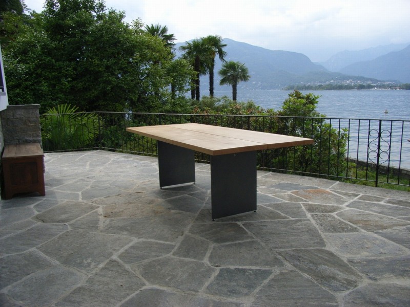Ein wunderschöner langer Tisch aus 2 Holzplanken. Von Ihrer Schreinerei Weidmann AG in Möhlin.