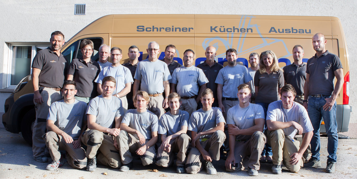 Die gesamte Belegschaft des Familienbetriebes Weidmann Schreinerei, Küchen- und Innenausbau in Möhlin.