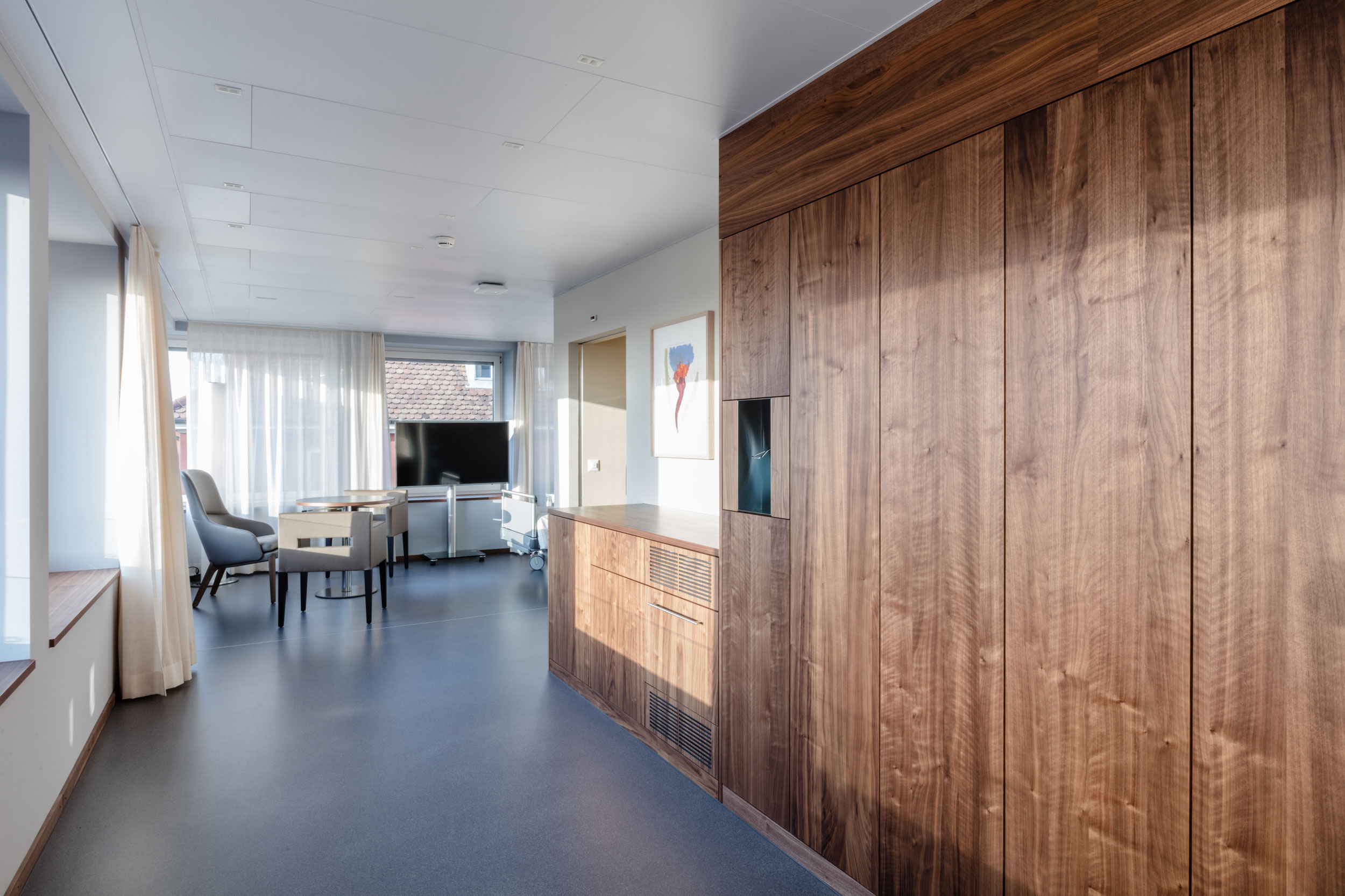 Schöne Holzschränke in den Aufenthaltsräumen des Merian Iselin Krankenhauses. Passen angefertigt von der Firma Weidmann AG in Möhlin.