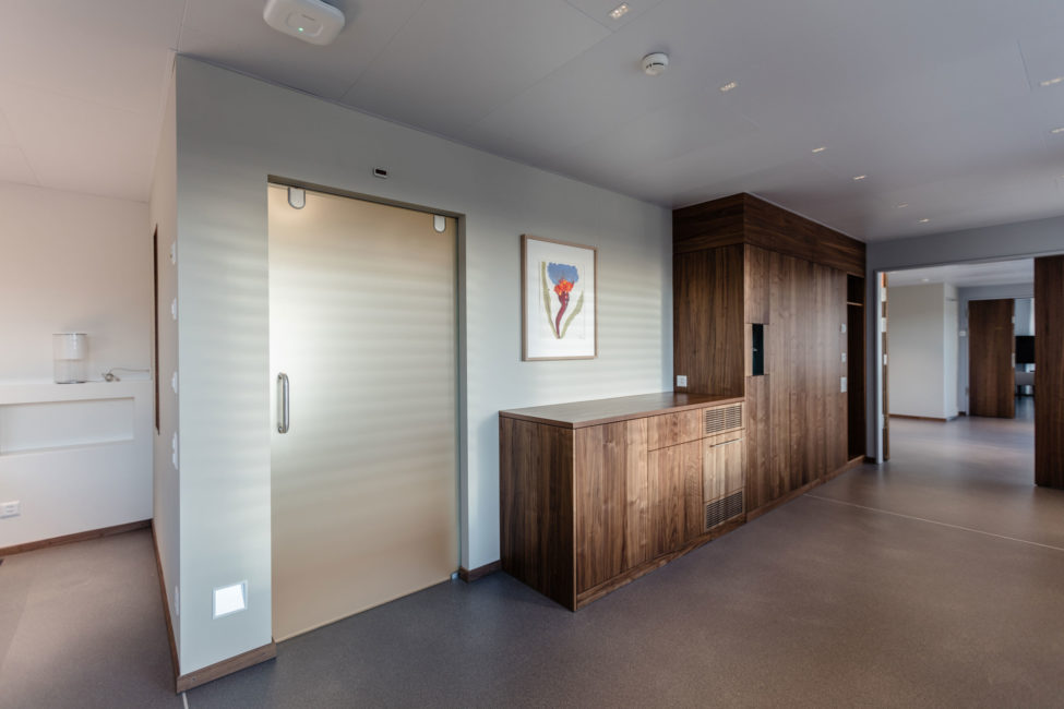 Schöne, dunkle Holzschränke der Firma Weidmann AG in Möhlin in einem Gang des Merian Iselin Krankenhauses.