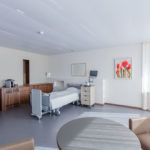 Kleine Holzküche in Patientenzimmer des Merian Iselin Krankenhaus in Basel. Innenausbau von der Firma Weidmann AG in Möhlin.
