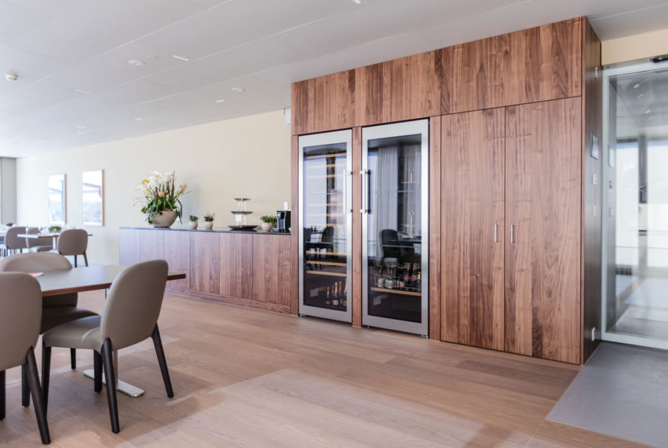 Kantine des Merian Iselin Krankenhauses mit grossen Holzschränken und einem passenden Holzbuffet von der Firma Weidmann AG in Möhlin.