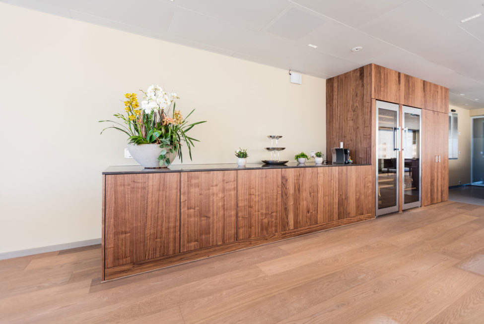 Innenausbau des Krankenhauses Merian Iselin in Basel. Schöne Holzbuffets und Holzschränke für den Gemeinschaftsraum.