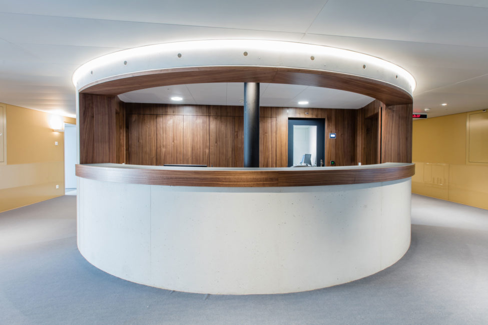 Frontansicht der Rezeption im Merian Iselin Spital in Basel. Schöner Innenausbau mit Holz der Firma Weidmann AG in Möhlin.